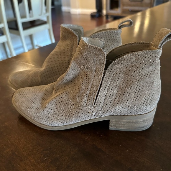 Dolce Vita Tivon PEF Taupe Suede Booties Size 7.5 - Picture 2 of 5